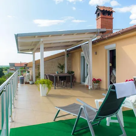 Modern With Jaccuzi And Wonderful View Crno